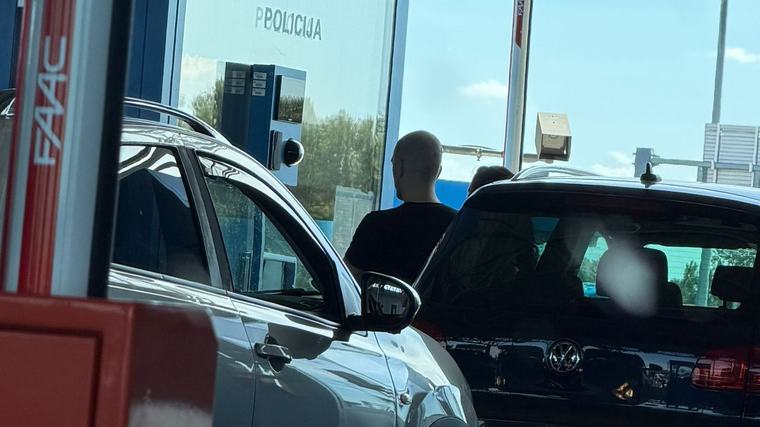 Situacija na Gradišci: Kolone vozila, čekanje i izlazak iz automobila po nesnosnoj vrućini