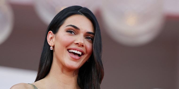 Kendall Jenner nije skidala osmijeh s lica na crvenom tepihu, nosila pripijenu haljinu u zlatnim tonovima