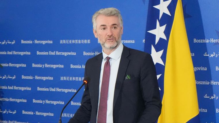 Zaljubljenik u postere po kabinama ide na protest prijevoznika: Hoće li ponijeti transparent „Forto, ostavka!“?