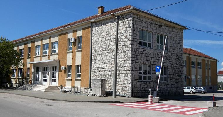 STRAŠNA TRAGEDIJA: Maloljetnik poginuo ispred škole u Ljubuškom