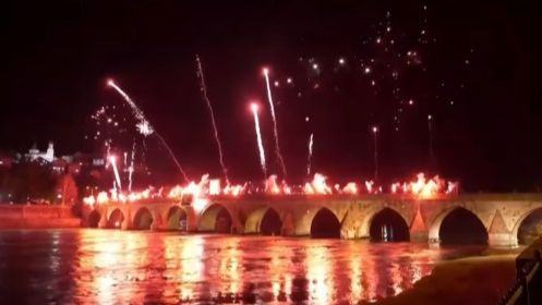 Bakljada na mostu Mehmed-paše Sokolovića u čast ratnog zločinca Mladića, ulicama Zvornika prodefilovale stotine ljudi
