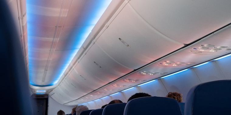 Zašto se svjetla u avionu gase tokom polijetanja i slijetanja