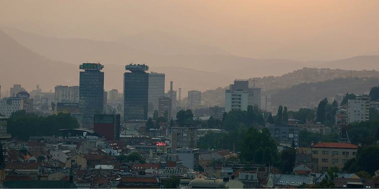 Ne baš uobičajeno za ljetne dane: Zrak u dijelovima Sarajeva osjetno zagađen