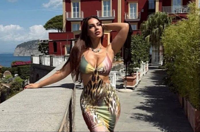 Pjevačica zablistala na italijanskoj obali: Odvažan stajling privukao pažnju