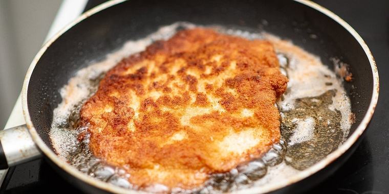 Trik iz restorana za najhrskavije šnicle: Jedan sastojak mnogi preskaču, a upravo on pravi razliku