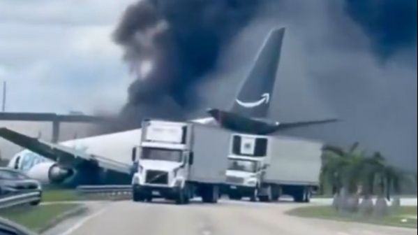 Video / Avion izletio s piste i sudario se sa vozilima na saobraćajnici, ima više povrijeđenih