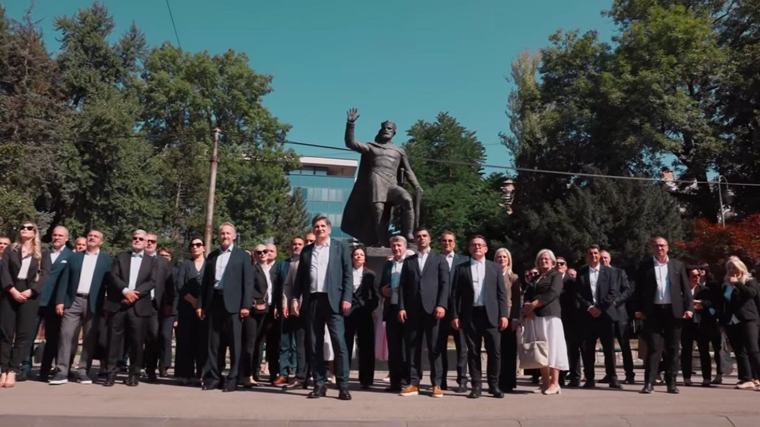 Sarajevska SDA predstavila predizbornu pjesmu i spot: Kandidati šetali od Ferhadije do spomenika kralju Tvrtku uz poruku rivalima